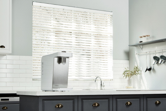 19일 SK매직은 초소형 정수기 슈퍼미니 정수기(모델명 WPU2200C)와 스와로브스키 크리스탈을 디자인에 적용한 슈퍼플러스 정수기(모델명 WPUA210C)를 출시했다. 슈퍼미니정수기 제품 <SK매직 제공>